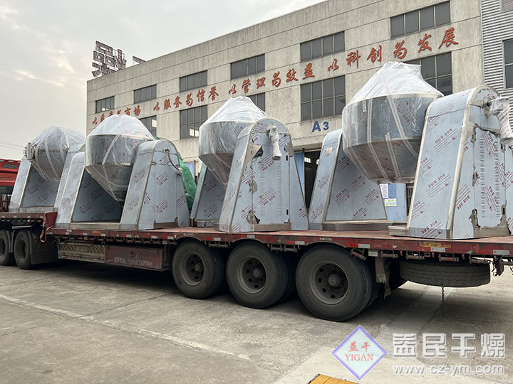 湖南某客戶向亚洲综合AV一区二区三区訂購的雙錐回轉真空幹燥機順利發貨