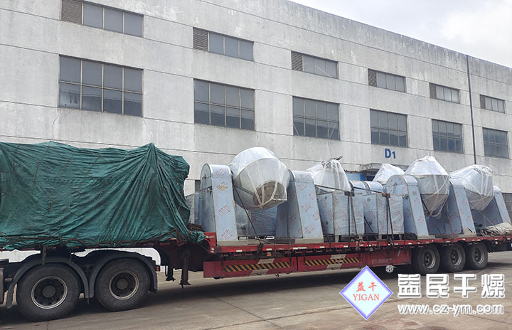 河南某客戶向亚洲综合AV一区二区三区訂購的方形真空幹燥箱和雙錐真空幹燥機順利發貨